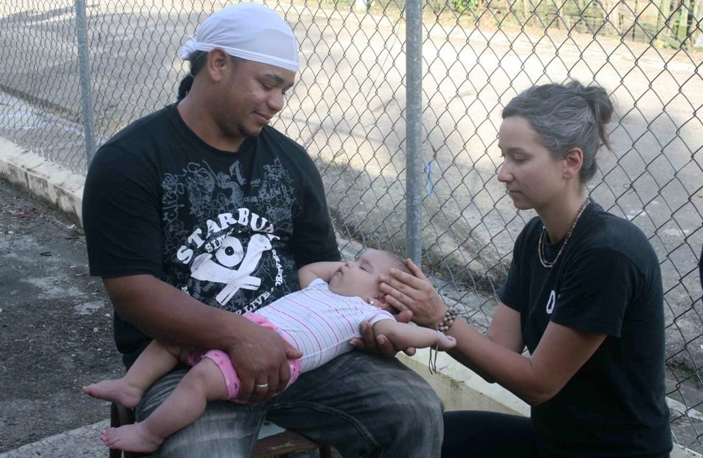 Un recién nacida es atendida en Jamao al Norte por la doctora Karine Jacob